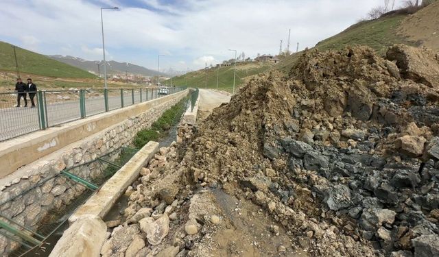 Pizok TOKİ Yolunda Ulaşım Bir Aydır Tek Şeritten Sağlanıyor