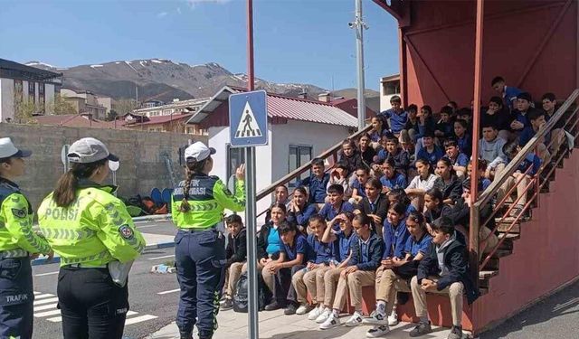 Hakkari polisinden çocuklara trafik eğitimi