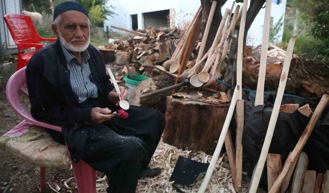 70 yıldır ağaç dallarını keser ve bıçakla kaşığa dönüştürüyor