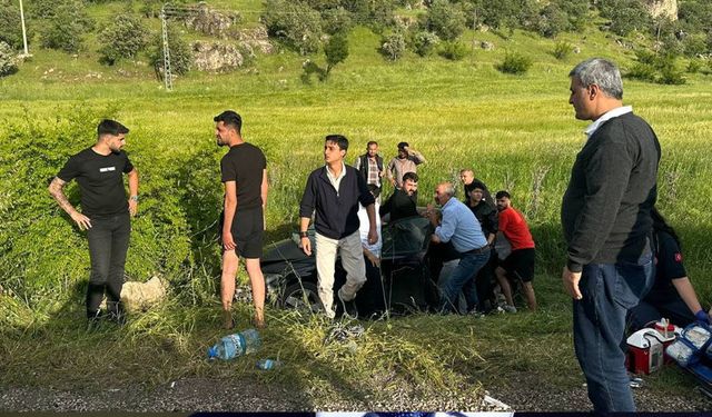 İki otomobil kafa kafaya çarpıştı: 3 ölü, 4 yaralı