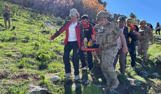 Dağlık alanda düşerek yaralan şahsı ekipler kurtardı