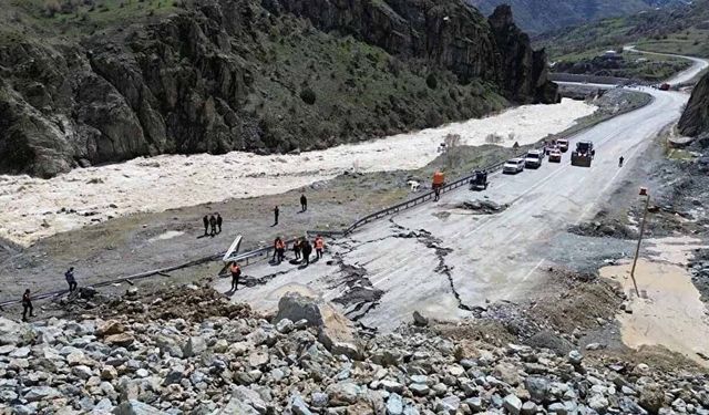 Akçalı Mevkiinde Heyelan Riski: Hakkari Valiliği  Uyardı