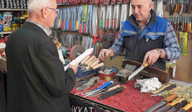 Van’da bıçak bileme ustalarının yoğun bayram mesaisi