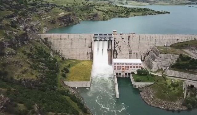 Elazığ’da bir barajın daha kapakları açıldı