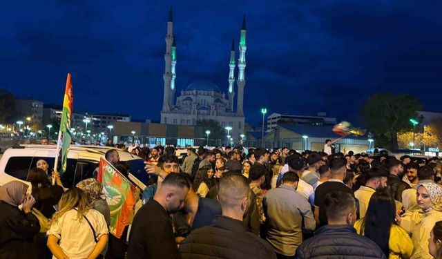 Iğdır sokaklarında Amed Sportif Faaliyetler taraftarından Süper Lig sevinci