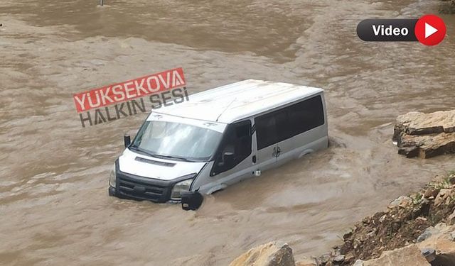 Hakkari’de taşkın paniği: Araç sulara kapıldı, sürücü son anda kurtarıldı