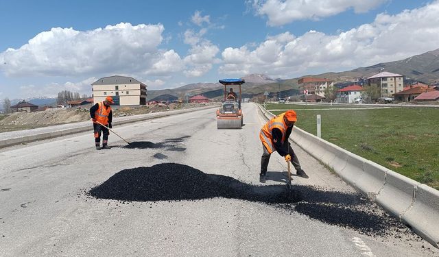 Yüksekova’da Karayollarından Asfalt Yama Çalışması