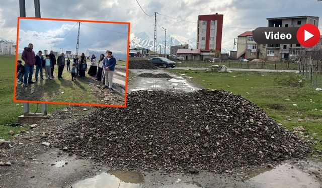 Mahallenin Yüksekova ile bağlantısı kesildi: 1 aydır araçlar giremiyor