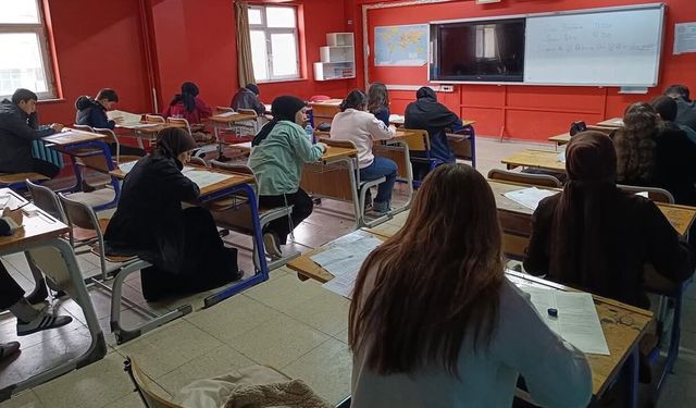 Yüksekova’da “Umre Ödüllü Gençlik Bilgi Yarışması”nda Dereceye Giren Öğrenciler Açıklandı