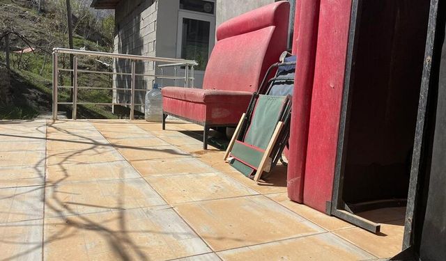Hakkari’de Araçlar ve Balkonlar Çamurla Kaplandı