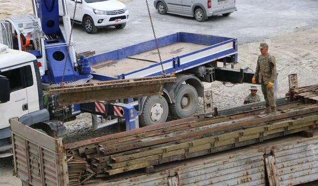 Yüksekova-Hakkari-Van karayoluna Köprü Kurulumu Sürüyor