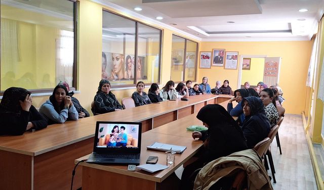 Yüksekova’da ADEM Kursiyerlerine Aile ve Çocuk Eğitimi