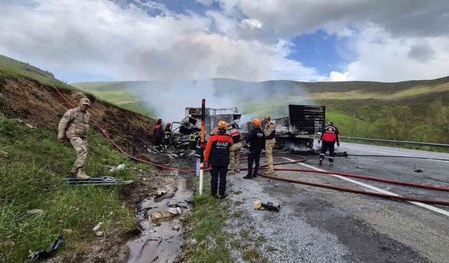Tırlar kafa kafaya çarpıştı: 2 sürücü hayatını kaybetti