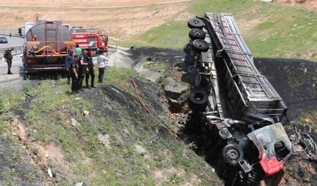 Şırnak’ta devrilen tırda sıkışan sürücü yanarak hayatını kaybetti