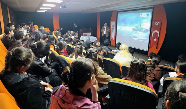 Yüksekova’da Öğrenciler Geleceğin Enerji Teknolojilerini Dinledi