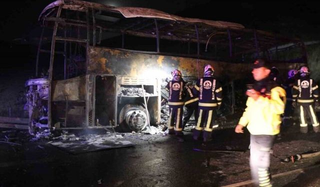 Bariyerlere çarpan yolcu otobüsü alev aldı: 8 Ölü, 33 Yaralı