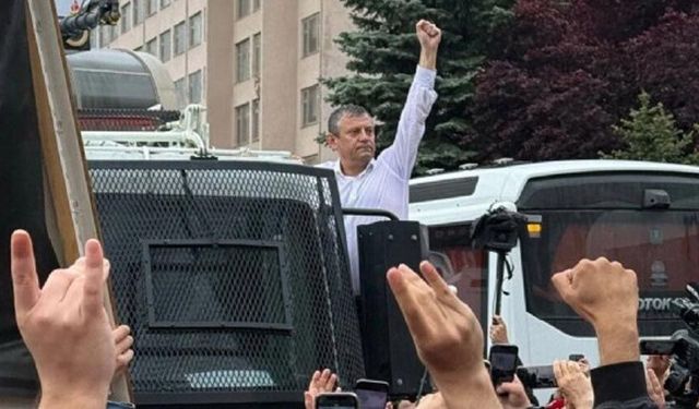 Özgür Özel, TBMM önünden kalabalığa seslendi