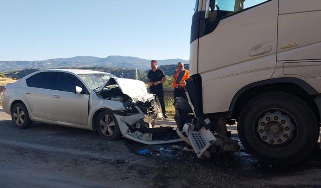 Otomobil ile tır kafa kafaya çarpıştı: Anne ve kızı öldü, baba ağır yaralandı