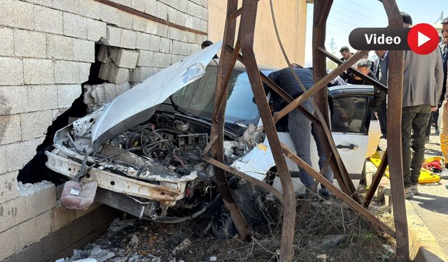 Yüksekova’da Korkutan Kaza: Araç Direğe ve Duvara Çarptı, 3 Yaralı