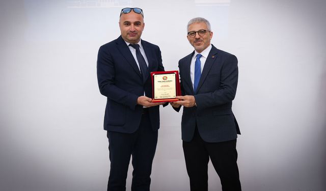Hakkârili Yamaç Paraşütü Eğitmen Pilot’u Hasan Tur’a THK’dan Başarı Ödülü