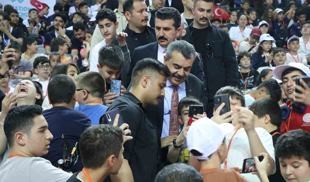 Bakan Tekin: "100 ortaöğretim öğrencisinin 43’ü mesleki eğitime kayıt yaptırdı"