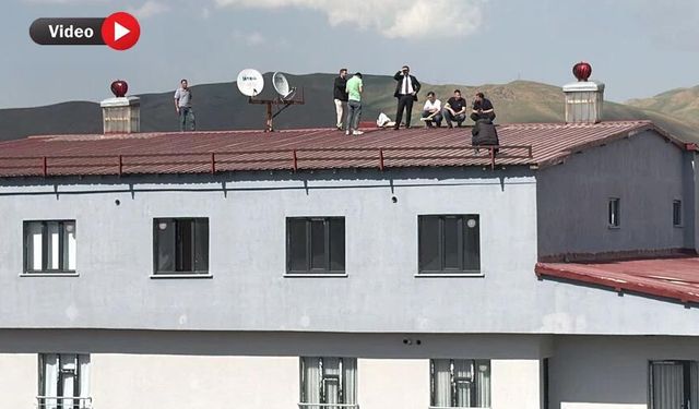 Yüksekova’da Çatıya Çıkan Genç İkna Edildi