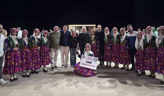 Vanlı kızlar halk oyunlarında tarih yazdı