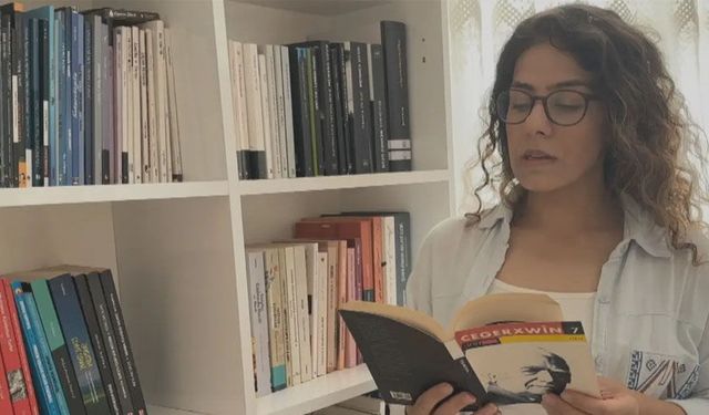Atanamayan Kürtçe öğretmeni evini okula dönüştürdü: Online ders veriyor