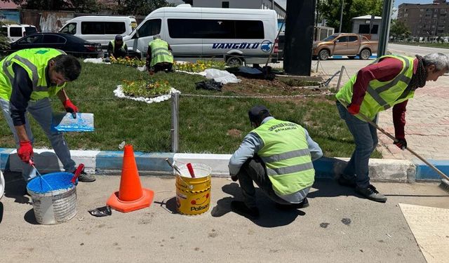Yüksekova’da orta refüjlerdeki kaldırım taşları yenileniyor
