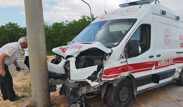 Bitlis’te ambulans ile otomobil çarpıştı: 10 yaralı