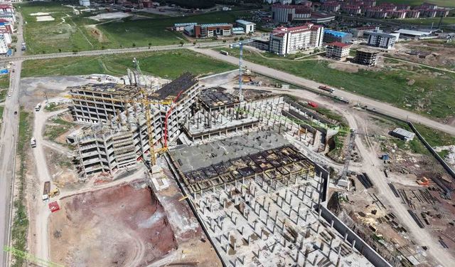 500 Yataklı Kars Bölge Hastanesi yükseliyor