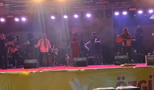 Van’da Koma Amed Rüzgarı: Binlerce Kişi Miting Alanında Buluştu