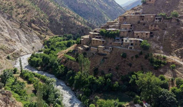 Hizan’ın asırlık taş evleri ve Gayda Barajı hayran bırakıyor