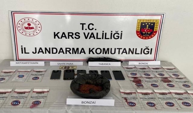 Kars’ta zehir tacirlerine darbe: 7 tutuklama, uyuşturucu ve sahte dolar ele geçirildi
