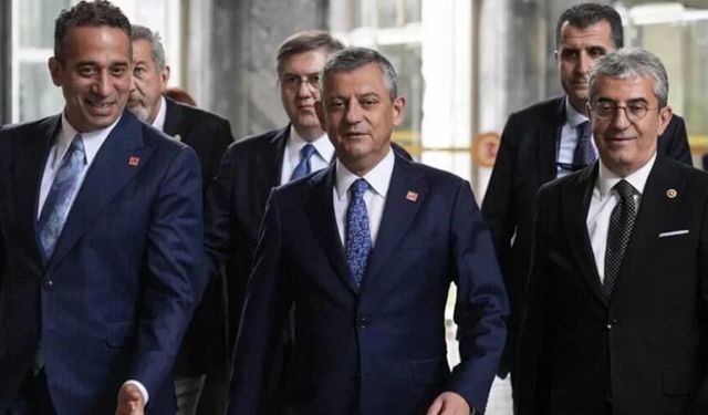 CHP Kurultay'a mı Gidiyor? Özgür Özel'in Ekibi PM'den İstifa Etti