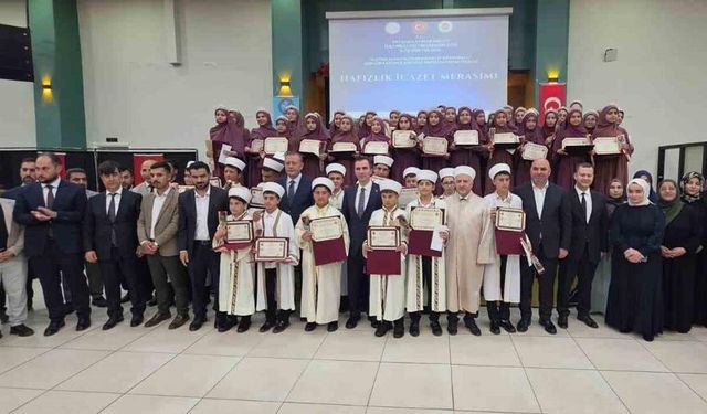 Tatvan’da görkemli hafızlık icazet merasimi: 56 hafız belgelerini aldı