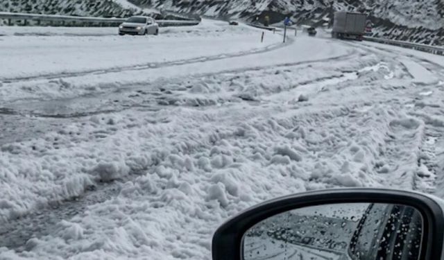 Tendürek Geçidi’nde dolu yağışı kışı aratmadı