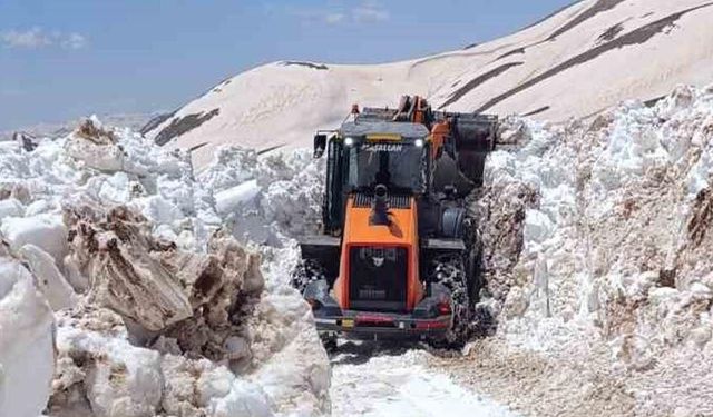 Hakkari–Van Sınır Yolunda Yaz Ortasında Kar Mesaisi