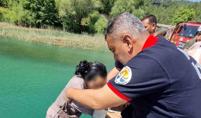 Adana’da köprüden düşen kadın itfaiye ekiplerince kurtarıldı