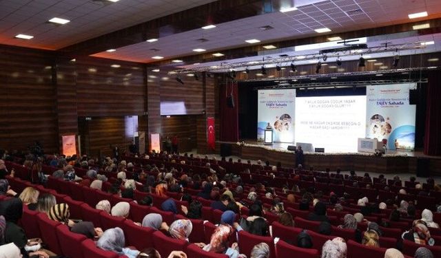 Uzmanlardan ‘Sanal mecra’ uyarısı: "Asla hekim muayenesinin yerini almamalı"