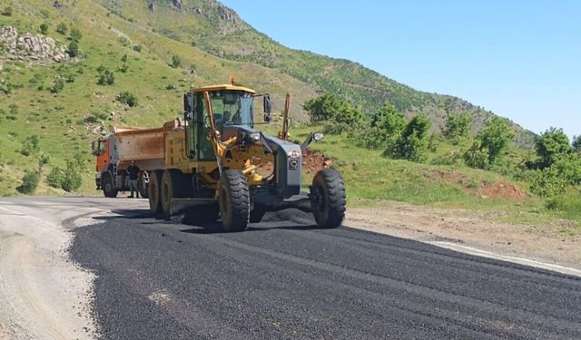 Şemdinli-Derecik kara yolunda asfalt yama çalışması