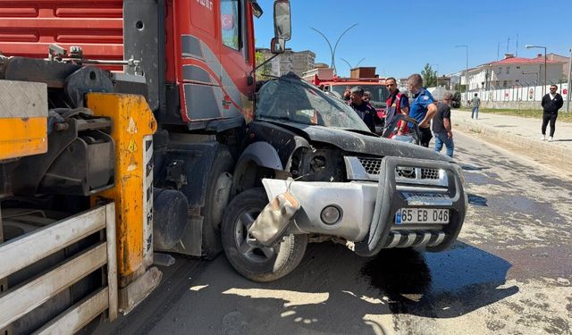 Yüksekova’da hafif ticari araç ile vinç çarpıştı: 1 yaralı