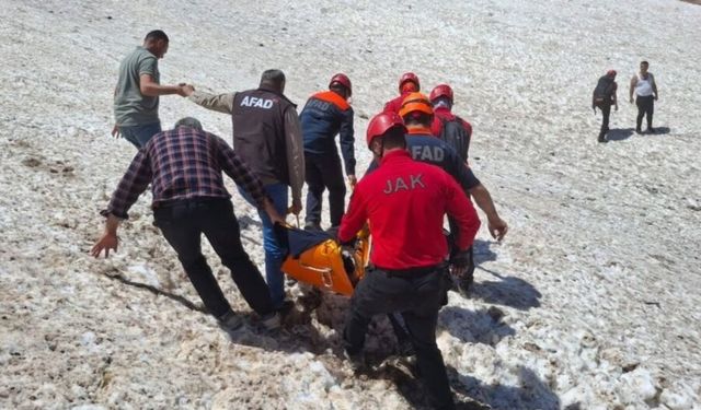 Helil Vadisi’nde ayağı kırılan vatandaş askeri helikopterle kurtarıldı