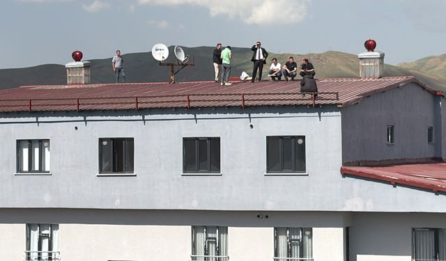 Yüksekova’da İntihar Girişimi: Çatıya Çıkan Genç İkna Edilmeye Çalışılıyor