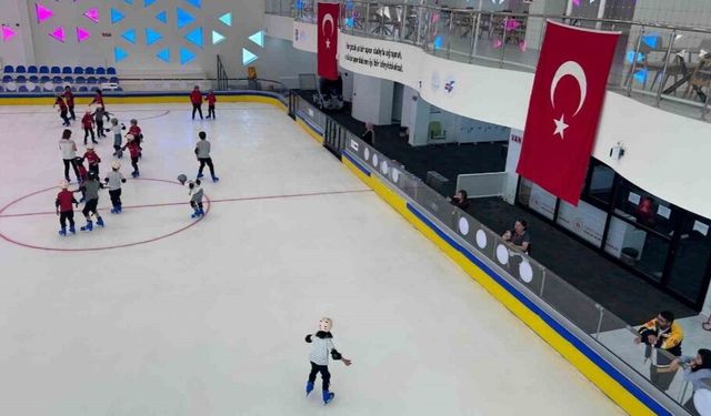 Van’da 30 derece sıcaklıkta buz pateni keyfi