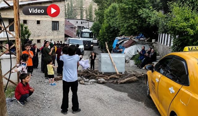 Hakkari’de Mahalleli Barikat Kurup Yolu Kapattı