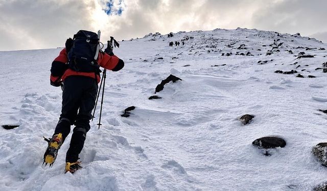 Kar ve tipiye rağmen Ağrı Dağı’na tırmanan dağcılar, tırmanışı kayıp dağcıya adadı