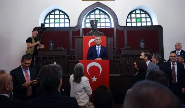 Yeni Parti'nin ilk seçimi: Özgür Özel, genel başkanlığa seçildi