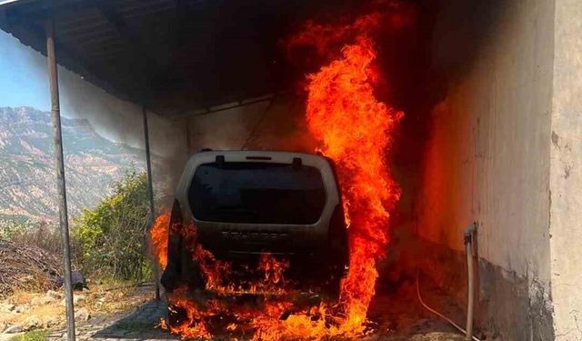 Siirt’te hafif ticari araçta çıkan yangın bitişikteki eve sıçradı