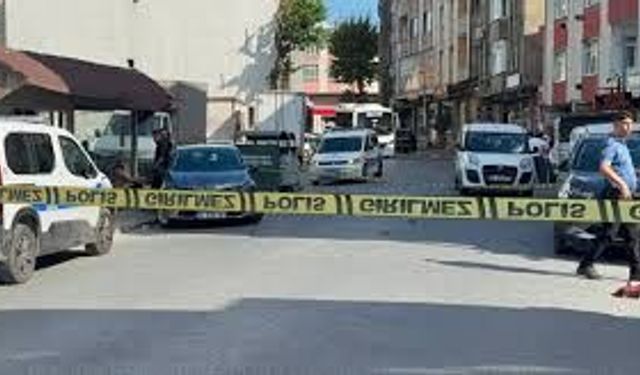 Esenyurt’ta kanlı pusu: 2 kişi silahla vuruldu